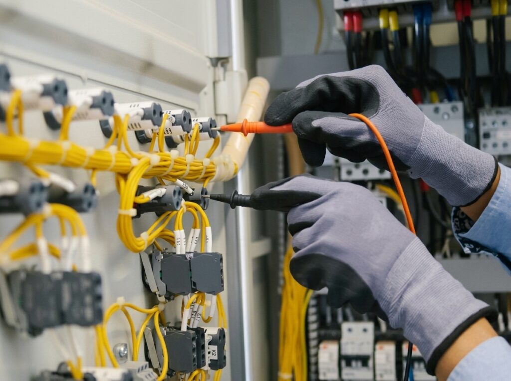INSTALACIÓN Y MANTENIMIENTO ELÉCTRICO PARA LOCALES COMERCIALES E INDUSTRIALES - COMPLEMENTARIAS